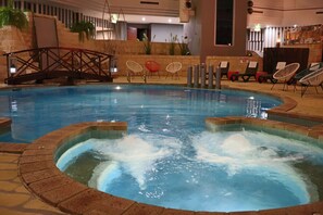 Piscine couverte, accès possible de 07 h 00 à 19 h 00, chaises longues 