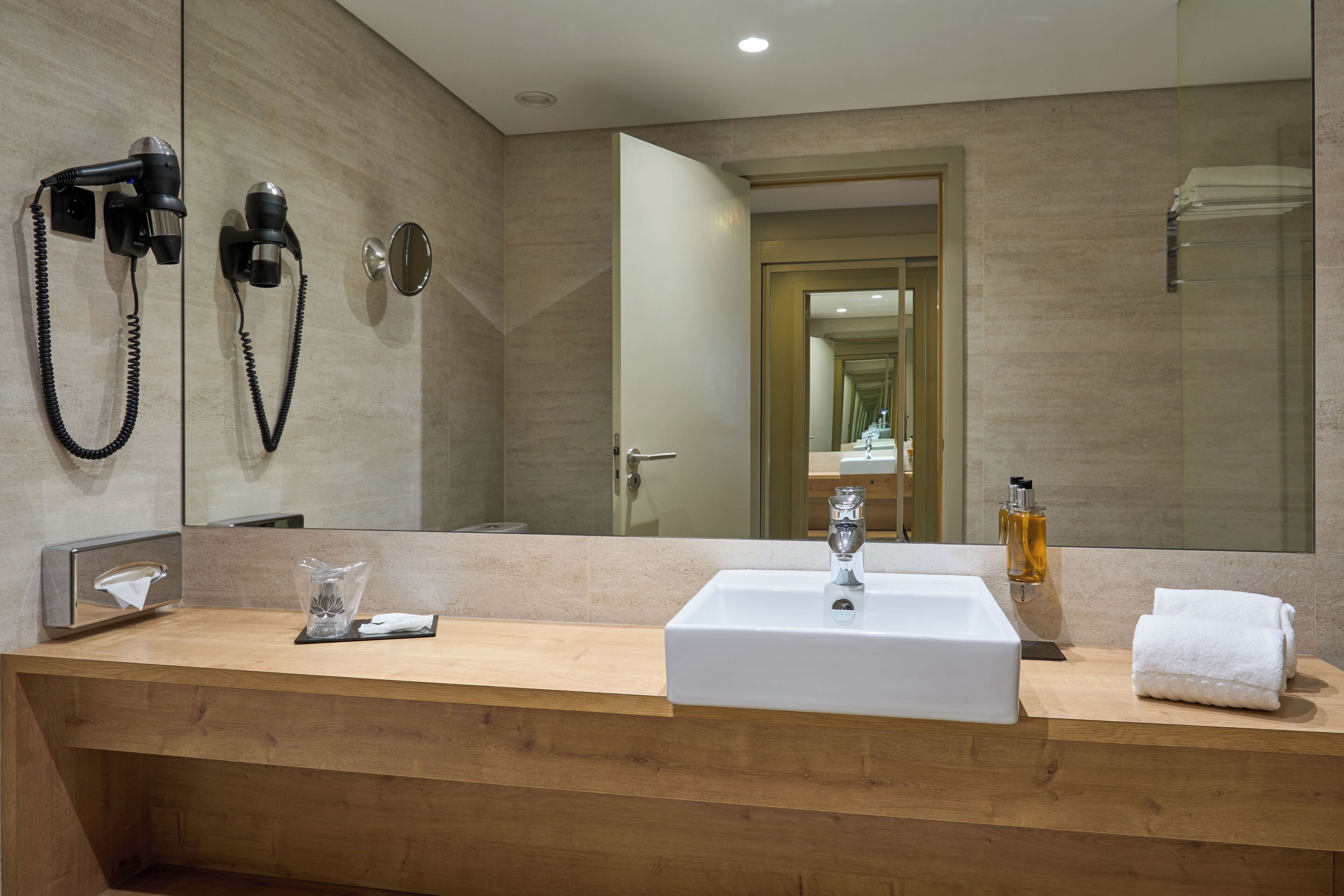 standard twin room | bathroom | combined shower/bathtub, free toiletries, hair dryer, bidet
