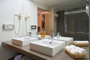 Suite Junior, 1 très grand lit et 1 canapé-lit, vue sur la ville | Salle de bain | Ensemble baignoire-douche, articles de toilette (gratuits)