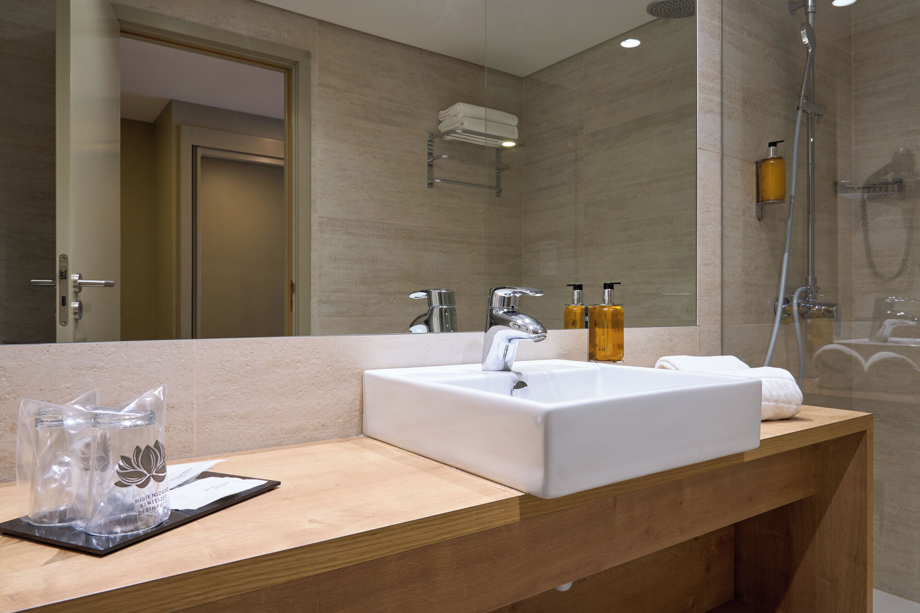 standard double room | bathroom | combined shower/bathtub, free toiletries, hair dryer, bidet