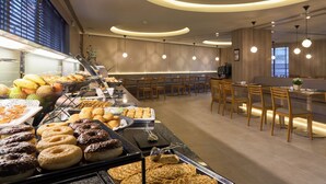 Bữa sáng buffet hàng ngày với phụ phí nhỏ 