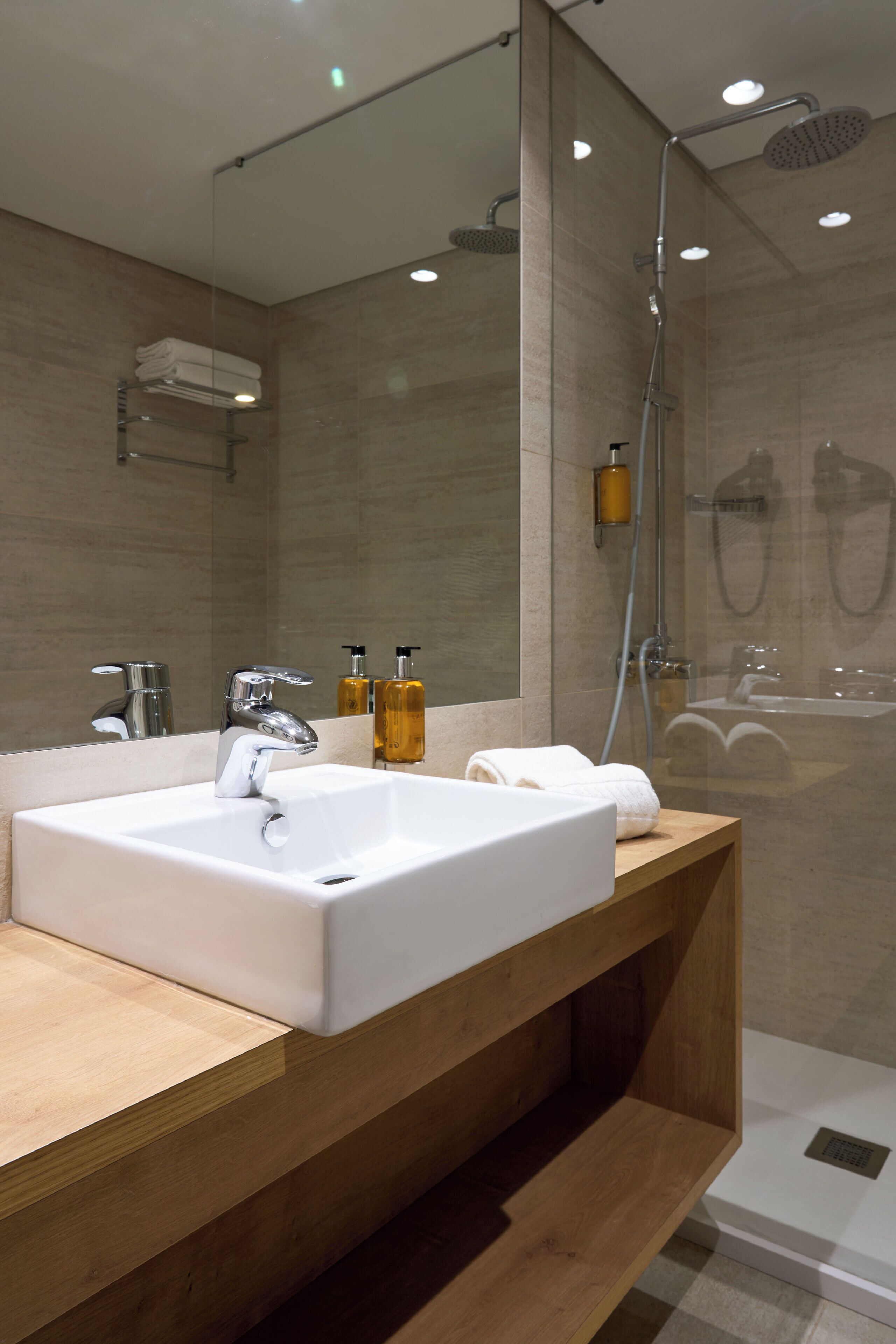 standard double room | bathroom | combined shower/bathtub, free toiletries, hair dryer, bidet