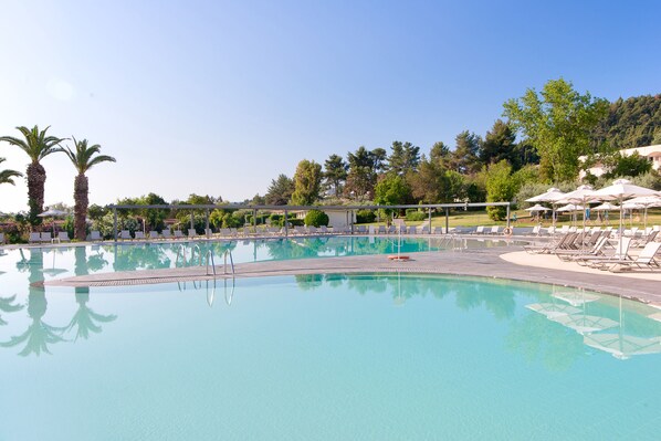 Seasonal outdoor pool, pool umbrellas, sun loungers