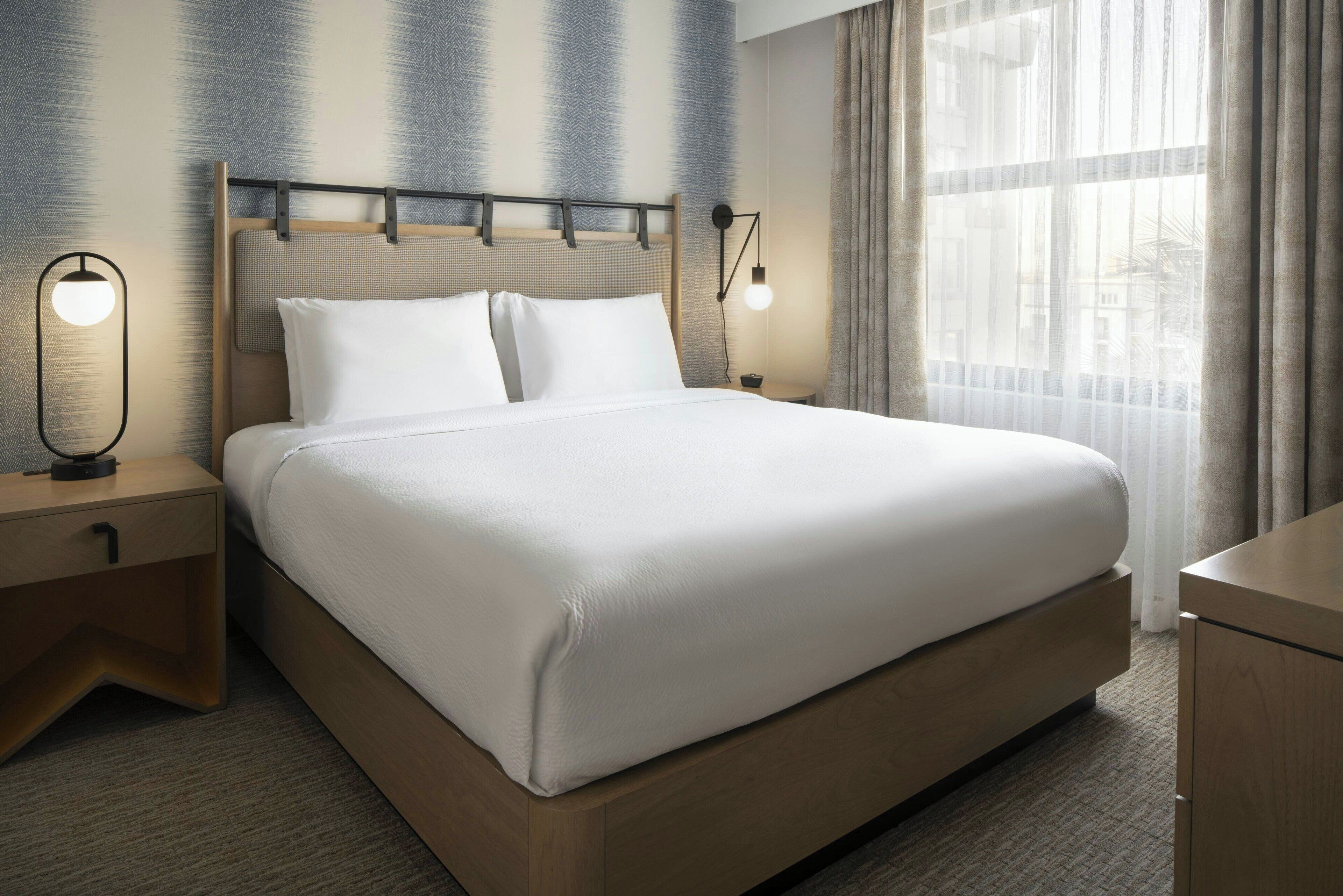 Hochwertige Bettwaren, Zimmersafe, Schreibtisch, Bügeleisen/Bügelbrett