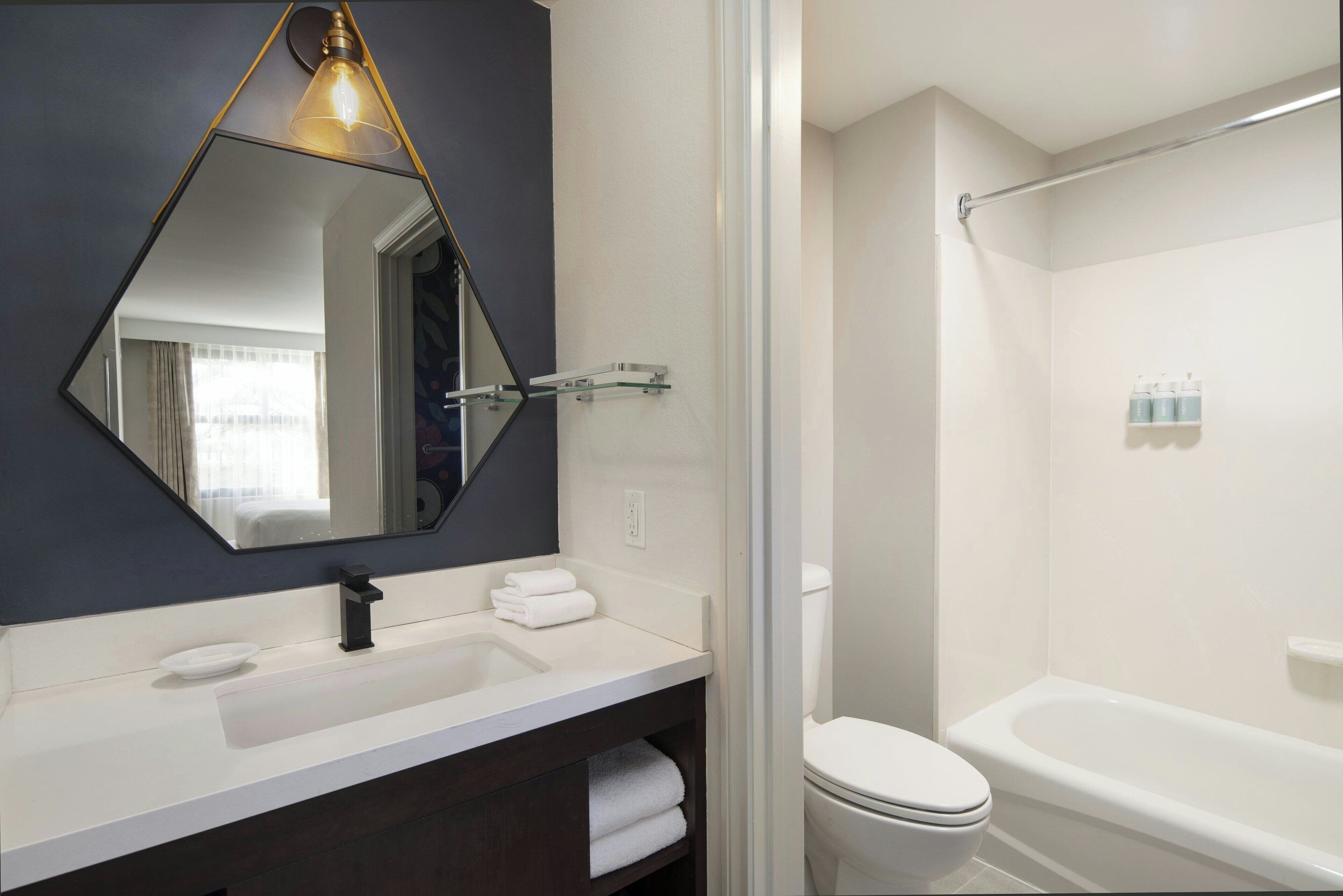 suite, 2 bedrooms, corner | bathroom | combined shower/bathtub, free toiletries, hair dryer, towels