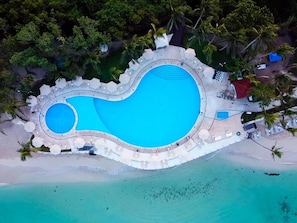 3 piscines extérieures, accès possible de 8 h à 20 h, parasols