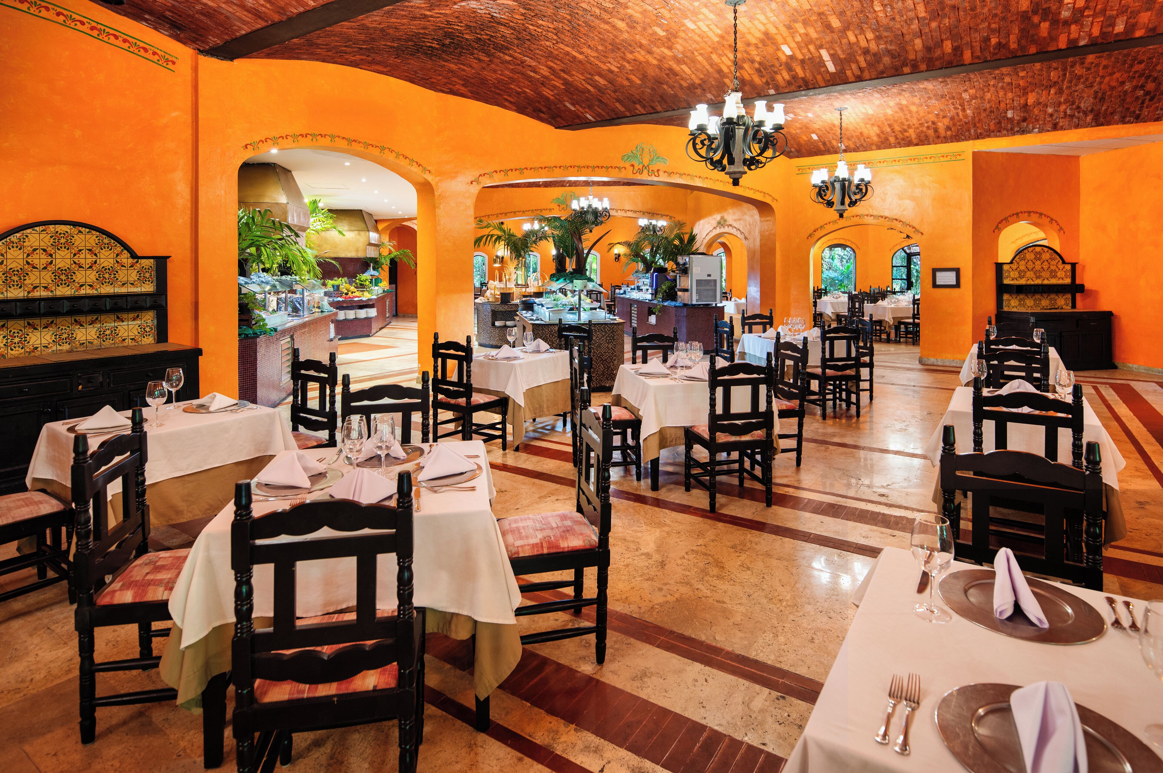 7 restaurantes; se sirven desayunos, comidas y cenas