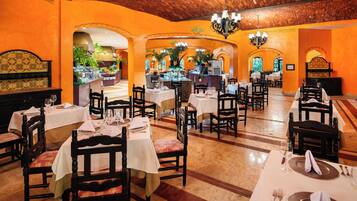 7 restaurantes; se sirven desayunos, comidas y cenas