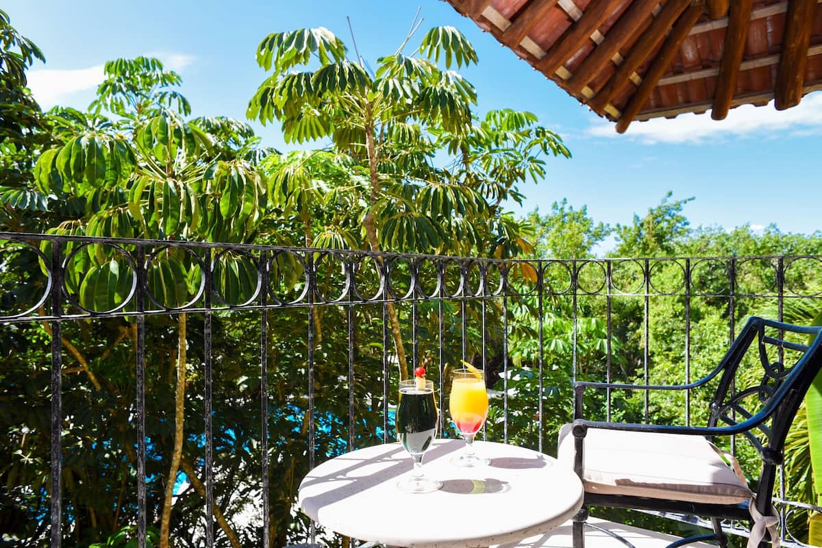 Free minibar, in-room safe, desk, blackout drapes