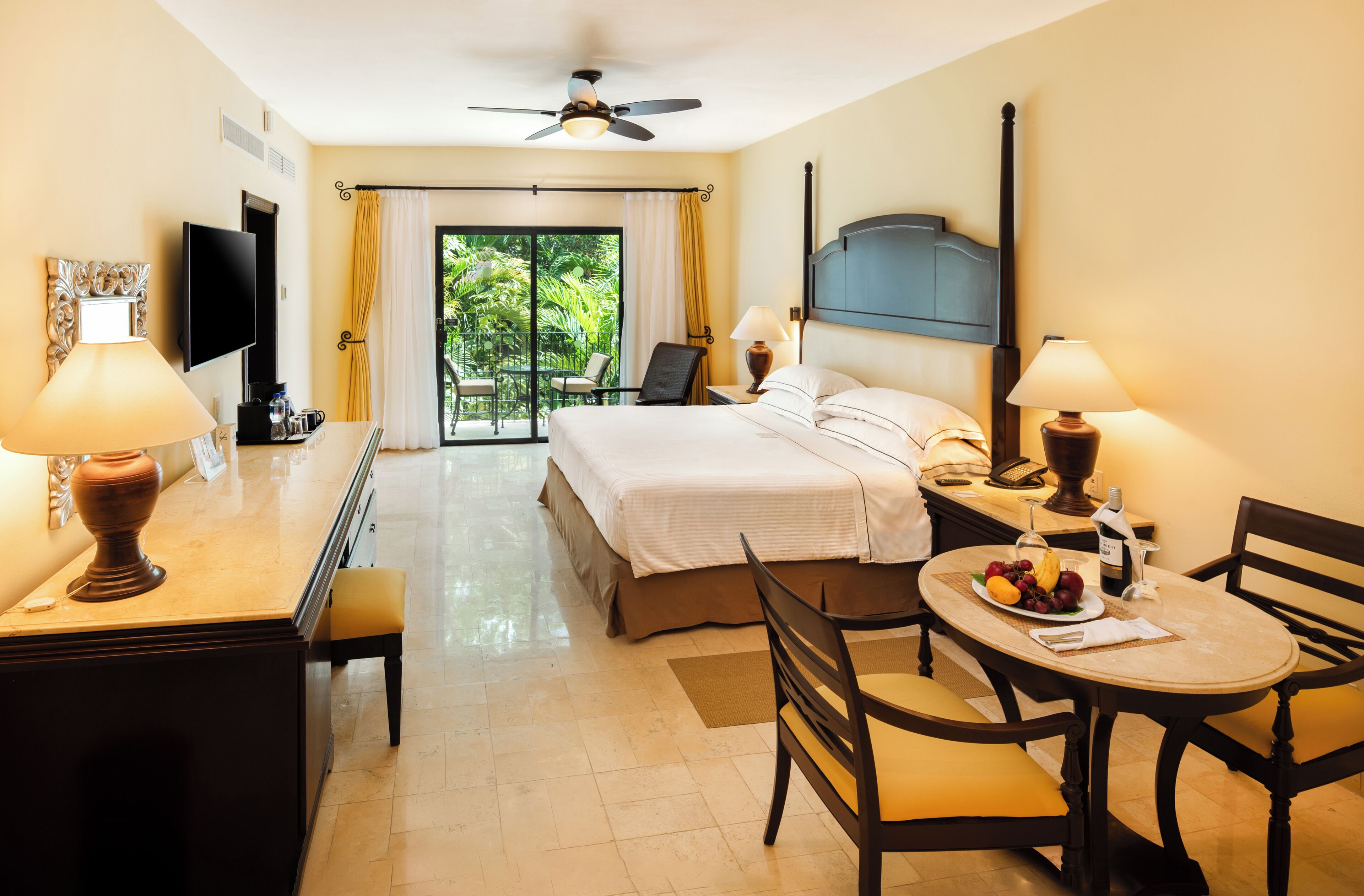 Camera Royal (Level Luxury) | Minibar con snack e bevande gratuite, una cassaforte in camera