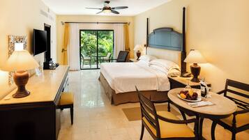 Camera Royal (Level Luxury) | Minibar con snack e bevande gratuite, una cassaforte in camera