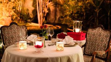 3 restaurants; breakfast, lunch, dinner and brunch served