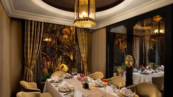 3 restaurants; breakfast, lunch, dinner and brunch served
