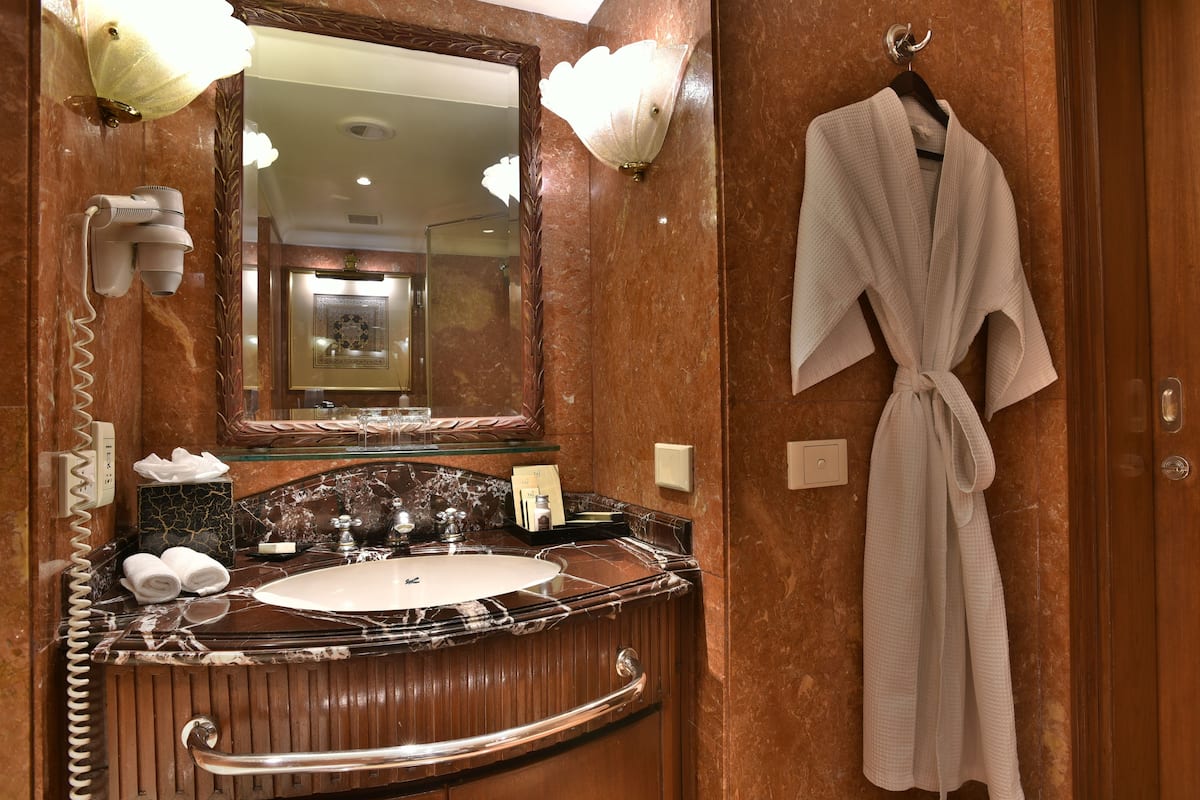 combined shower/bathtub, rainfall showerhead, designer toiletries