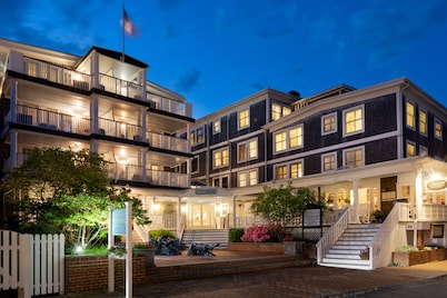 Vineyard Square Hotel & Suites