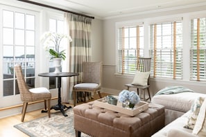 Luxury-Suite, 1 Schlafzimmer, Balkon | Wohnzimmer | Flachbildfernseher