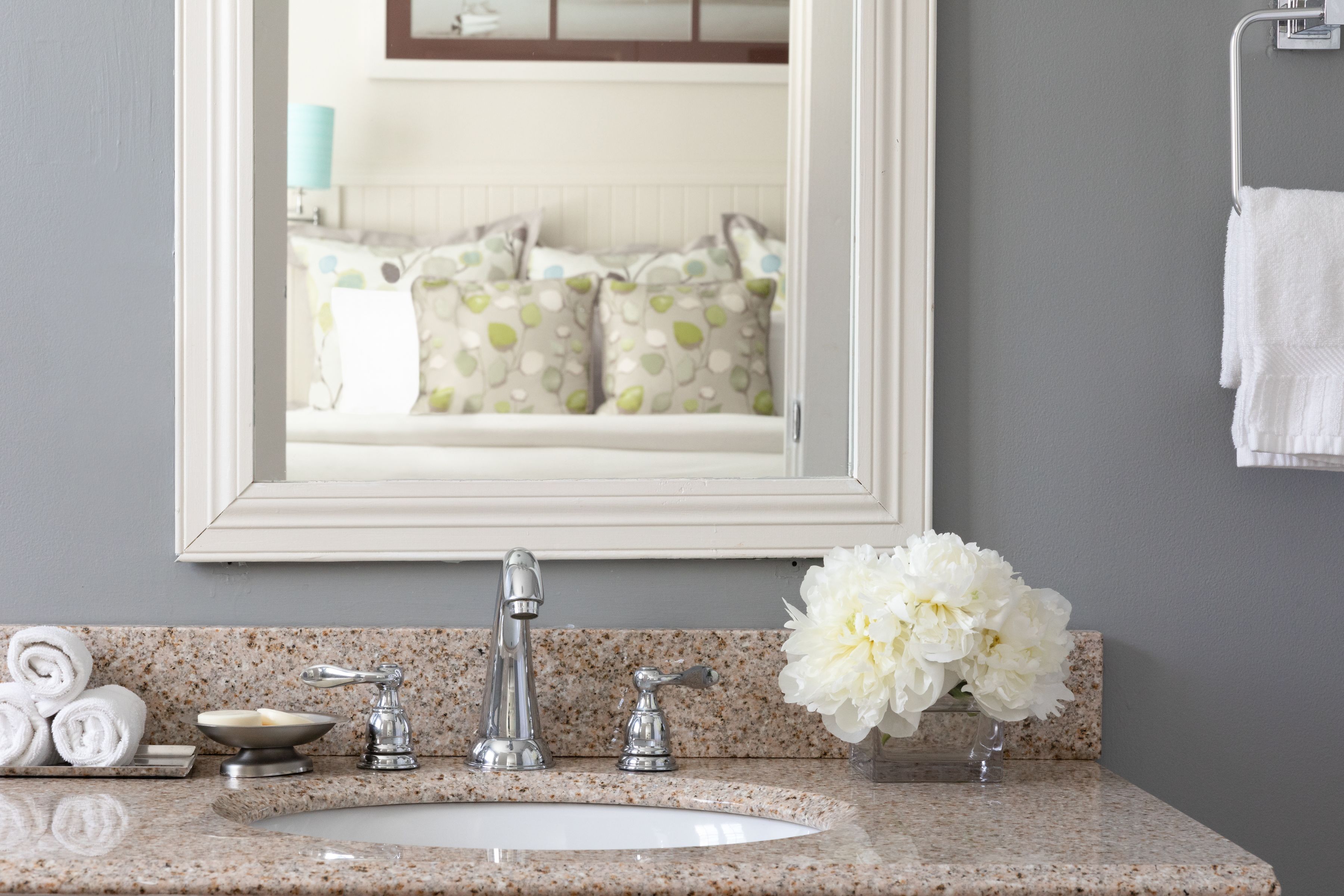 combined shower/bathtub, free toiletries, towels