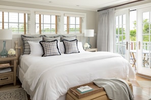 Luxury Room, 1 King Bed | 1 bedroom, iron/ironing board, free WiFi