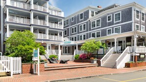 A multi-story hotel with a balcony, a flag, and a sign for 'Chesca's'. - Vineyard Square Hotel & Suites (Edgartown)