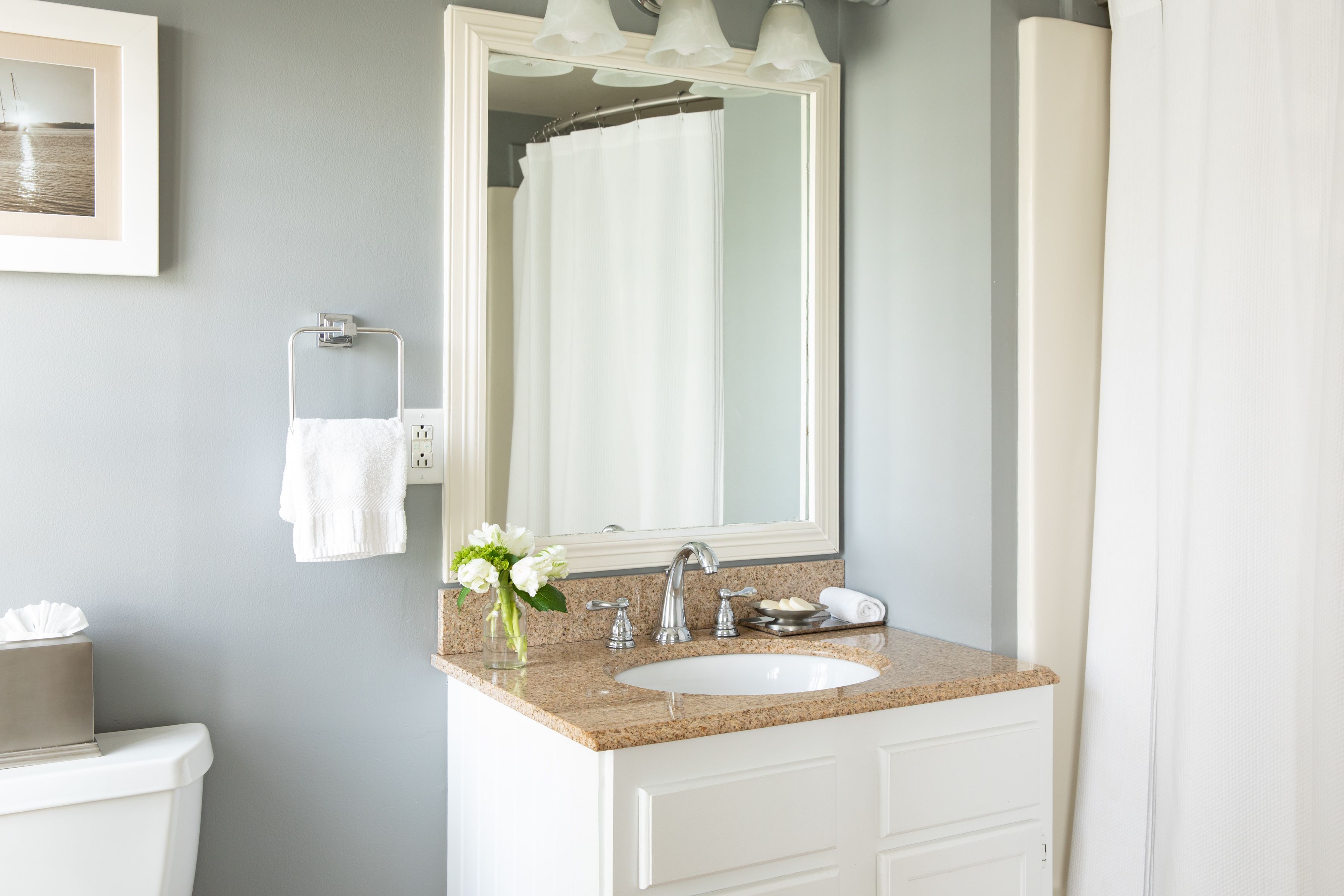 combined shower/bathtub, free toiletries, towels