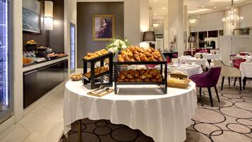 Desayuno buffet (EUR 32 por persona)