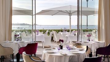 Se sirven comidas, cenas y cocina francesa con vista a la playa