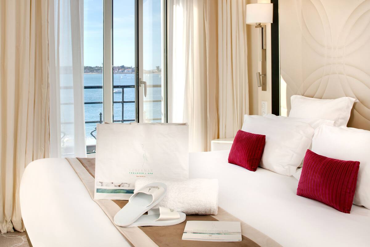 ห้องซูพีเรีย, วิวทะเล (Accès Gratuit au Spa) | 1 ห้องนอน, เครื่องนอนระดับพรีเมียม, เตียงพร้อมฟูกเสริมที่น  อน, มินิบาร์