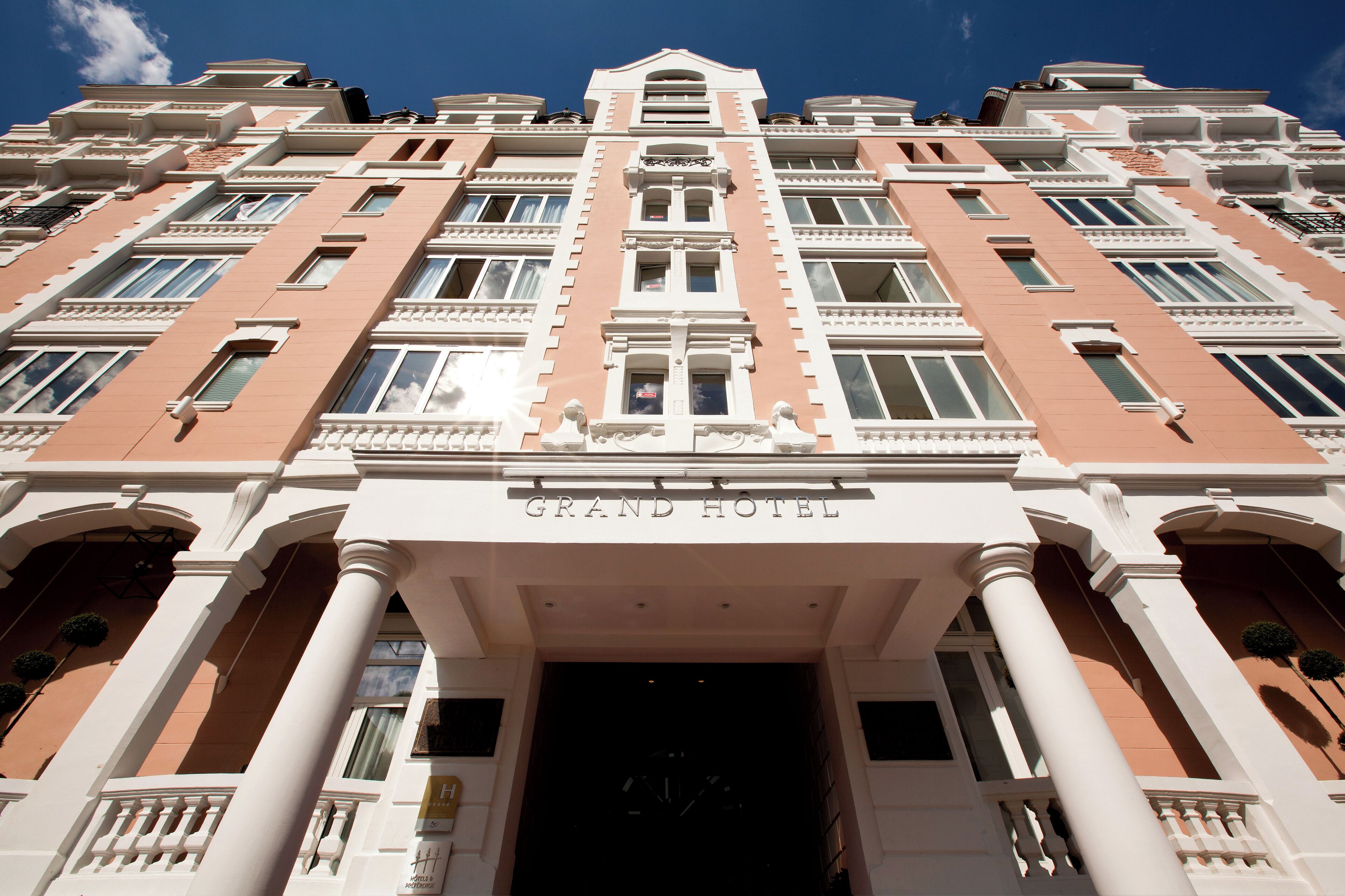 premium bedding, pillow-top beds, minibar, in-room safe