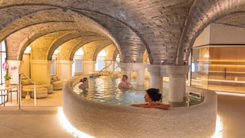 Een sauna, een bubbelbad, een stoombad, warm/mineraalwaterbronnen
