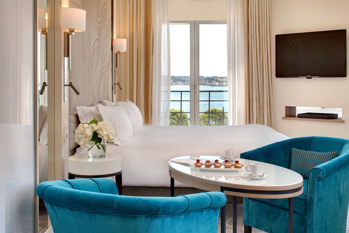 ห้องดีลักซ์, วิวทะเล (Accès Gratuit au Spa) | 1 ห้องนอน, เครื่องนอนร  ะดับพรีเมียม, เตียงพร้อมฟูกเสริมที่นอน, มินิบาร์