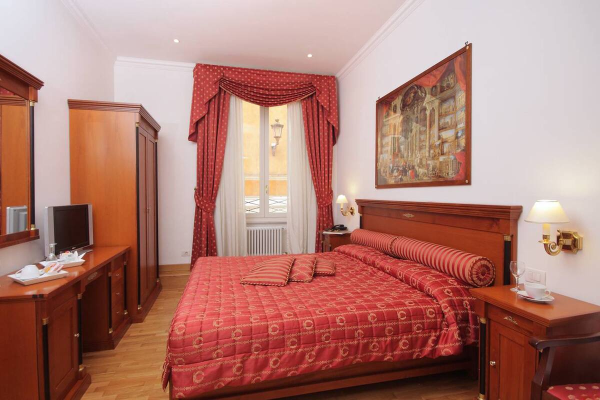 Deluxe Double Room | Minibar, in-room safe, desk, blackout drapes