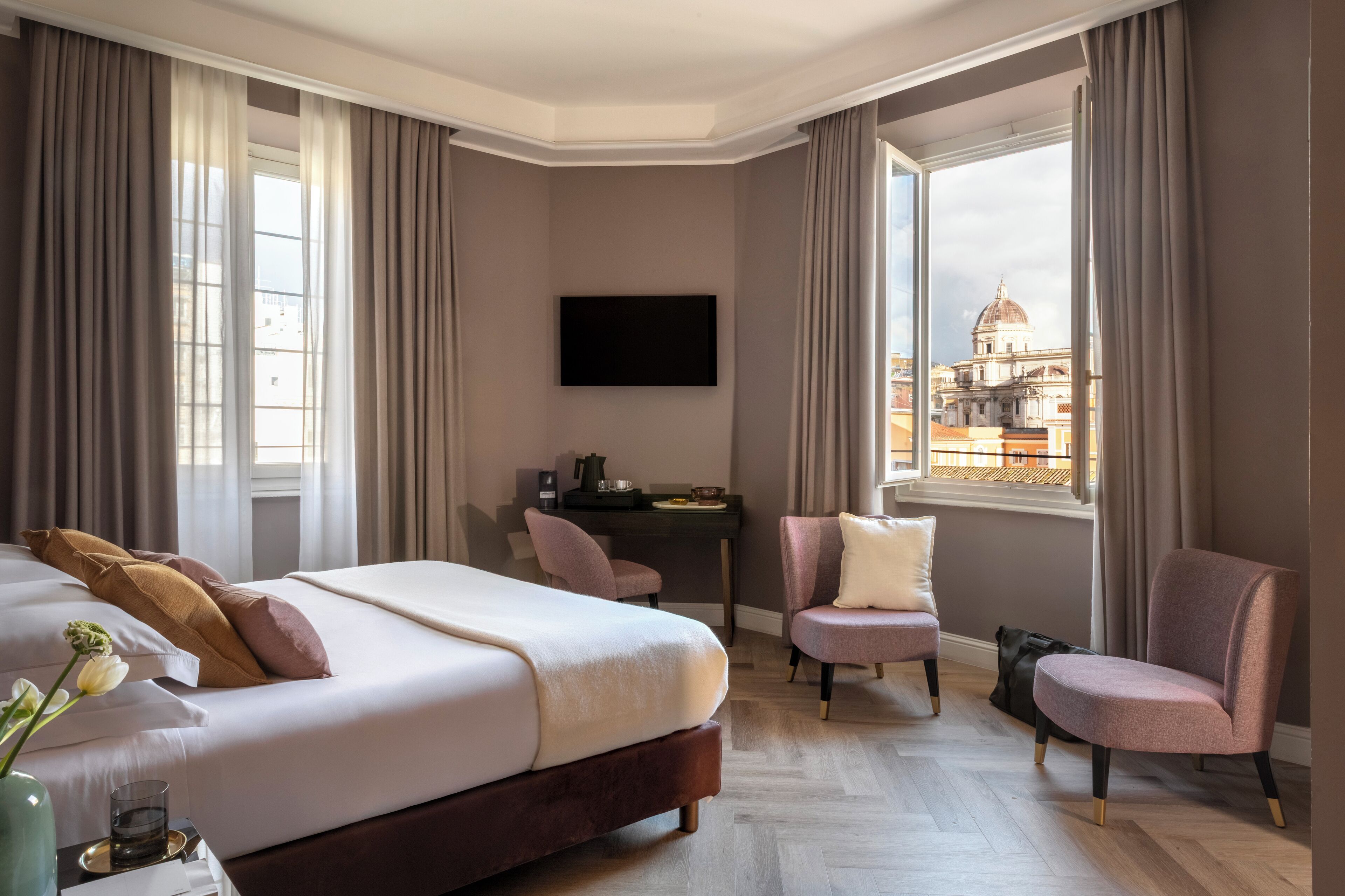 Deluxe Room | Minibar, in-room safe, blackout drapes, soundproofing