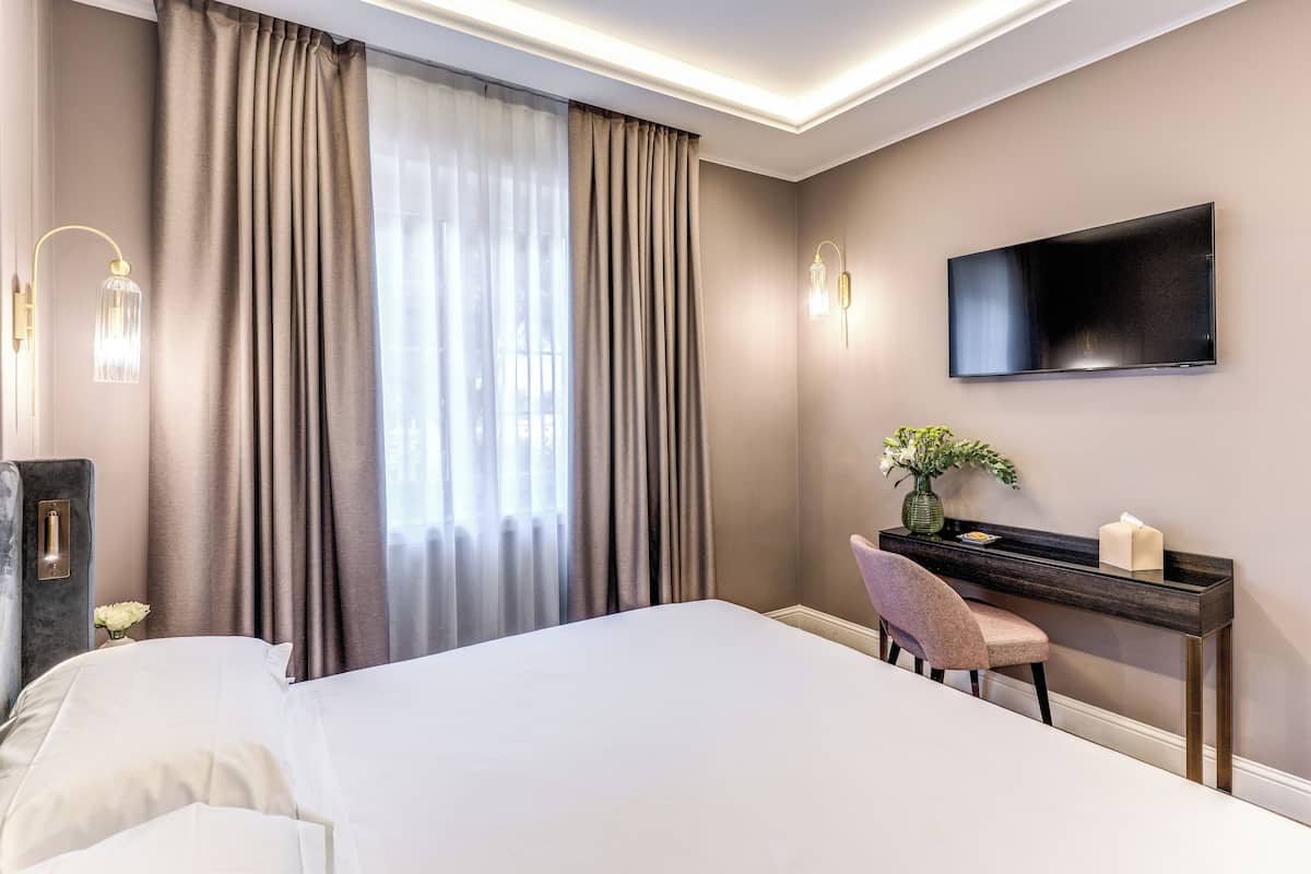 Junior Suite | Minibar, in-room safe, blackout drapes, soundproofing