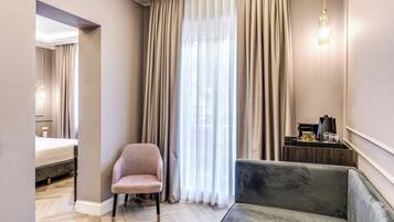 Junior-Studiosuite | Minibar, Zimmersafe, Verdunkelungsvorhänge, schallisolierte Zimmer