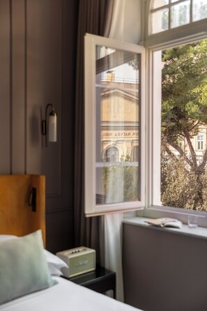 ميني بار وخزنة داخل الغرفة وستائر تعتيم وتجهيزات عازلة للصوت