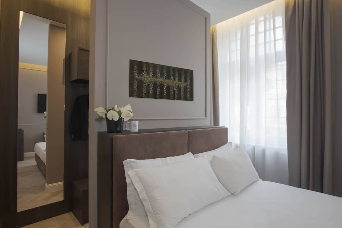 Standard Room | Minibar, in-room safe, blackout curtains, soundproofing