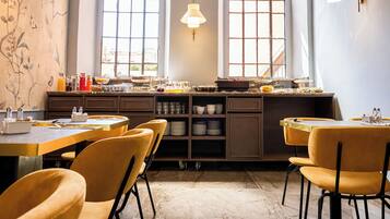 Tägliches Frühstücksbuffet (15 EUR pro Person)