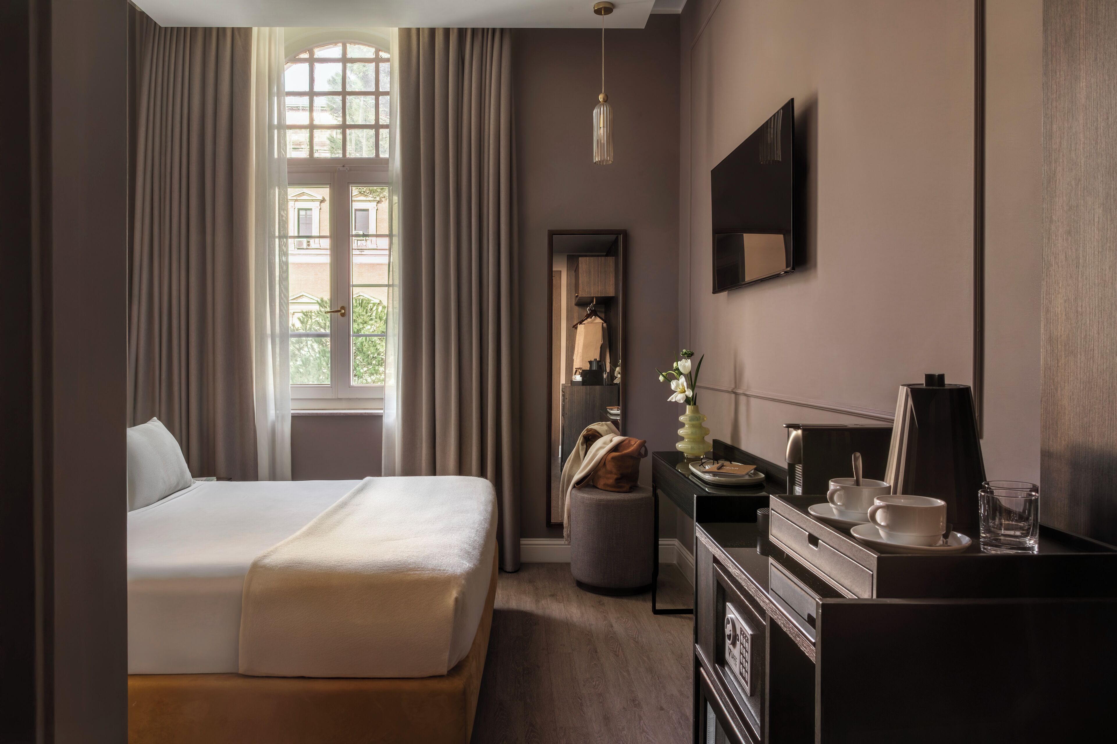 Standard Room | Minibar, in-room safe, blackout drapes, soundproofing