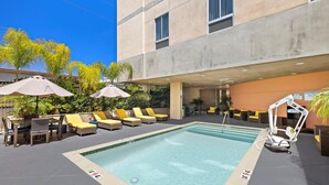 Outdoor pool, open 6:00 AM to 10:00 PM, pool umbrellas, sun loungers - Hampton Inn & Suites Los Angeles/Hollywood (Los Angeles)