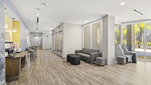Lobby - Hampton Inn & Suites Los Angeles/Hollywood (Los Angeles)