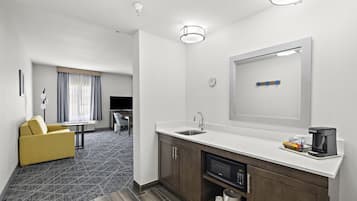 Studio, 1 King Bed, Non Smoking | Minibar
