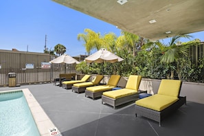Outdoor pool, open 8:00 AM to 10:00 PM, pool umbrellas, sun loungers - Hampton Inn & Suites Los Angeles/Hollywood (Los Angeles)