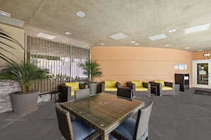 Terrace/patio - Hampton Inn & Suites Los Angeles/Hollywood (Los Angeles)
