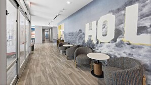 Lobby - Hampton Inn & Suites Los Angeles/Hollywood (Los Angeles)