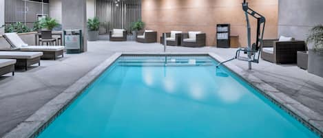 Piscina externa, funciona das 8h às 22h, guarda-sóis, espreguiçadeiras