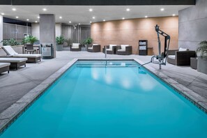 Piscine extérieure, accès possible de 8 h à 22 h, parasols