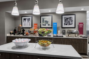 Buffet déjeuner gratuit tous les jours