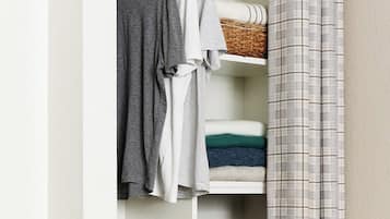 Escritorio, ropa de cama y despertador