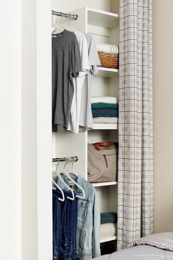 Skrivbord, sängkläder och väckarklockor