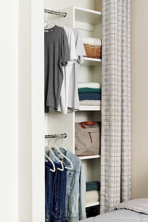 Skrivebord, sengetøy og vekkerklokke